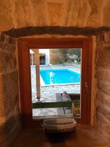 Bazén v ubytovaní Rural house Mudrinic "Ivini dvori" alebo v jeho blízkosti