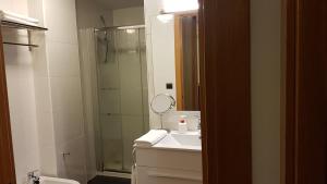 Un baño de Apartamentos Puerta Muralla