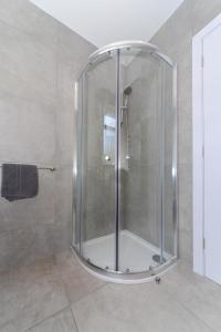 eine Dusche mit Glastür im Bad in der Unterkunft Sandbanks Road in Poole