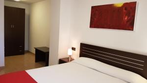 Cama o camas de una habitación en Apartamentos Puerta Muralla