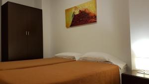 Cama o camas de una habitación en Apartamentos Puerta Muralla
