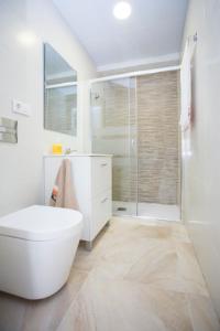 bagno bianco con servizi igienici e doccia di Yerma a Murcia