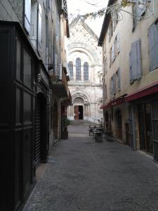 an empty alley with a building in the background at T1 centre ville Aubenas in Aubenas