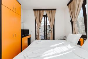 Tempat tidur dalam kamar di Zlatograd 2 Iosifova Guest House