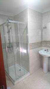 
a bathroom with a shower, sink, and tub at Hostal Tamarindos in Matalascañas
