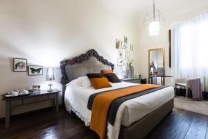 ein Schlafzimmer mit einem großen Bett mit einer orangefarbenen Decke in der Unterkunft Canto degli Scali in Florenz