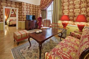 Telewizja i/lub zestaw kina domowego w obiekcie The Bonerowski Palace Boutique Hotel