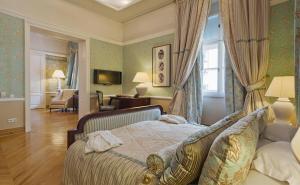 Łóżko lub łóżka w pokoju w obiekcie The Bonerowski Palace Boutique Hotel