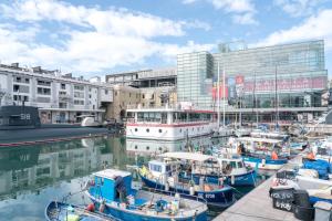 Un grupo de barcos están atracados en un puerto en Darsena Apartment, en Génova