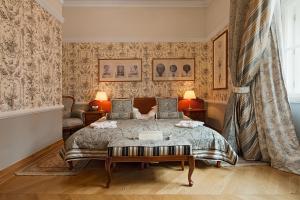 The Bonerowski Palace tesisinde bir odada yatak veya yataklar