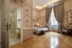 Łóżko lub łóżka w pokoju w obiekcie The Bonerowski Palace Boutique Hotel
