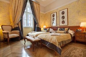 Łóżko lub łóżka w pokoju w obiekcie The Bonerowski Palace Boutique Hotel