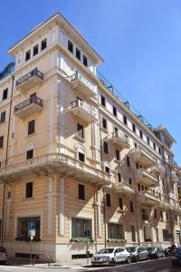 duży budynek z samochodami zaparkowanymi przed nim w obiekcie Via Bozzi Luxury Home w mieście Bari