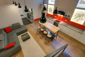 un salon avec un canapé et une table dans une cuisine dans l'établissement Palace Loft Superior, à Budapest