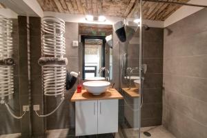 La salle de bains est pourvue d'un lavabo et d'une douche en verre. dans l'établissement Palace Loft Superior, à Budapest