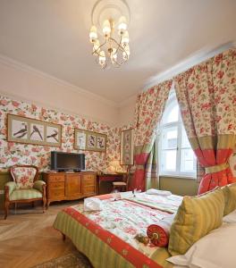 Łóżko lub łóżka w pokoju w obiekcie The Bonerowski Palace Boutique Hotel