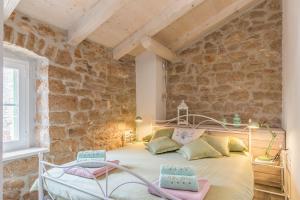 Ένα ή περισσότερα κρεβάτια σε δωμάτιο στο Villa Nonni-romantic stone house +57 φωτογραφίες