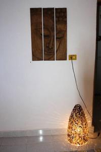 uma parede com uma imagem de uma cabeça sobre ela em Jillyfish House, deine Oase in zwei Palmengärten, central am 'Lighthouse' em Dahab