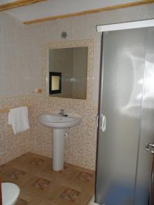un baño con lavabo y espejo en Casa la Peña, en Alpera 11 fotos más