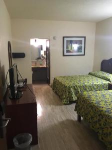 um quarto de hotel com duas camas e uma televisão em Eurohotel em Ciudad del Carmen