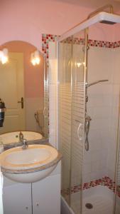 サルラ・ラ・カネダにあるLes Toits de Sarlatの洗面台とシャワー付きのバスルーム +16枚の写真
