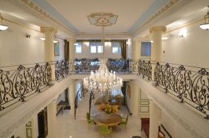 - un escalier dans un bâtiment doté d'un lustre dans l'établissement Garni Hotel Helvetia, à Belgrade