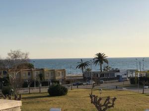 a view of the ocean with buildings and palm trees at Cala Azul 304-306 Tamarit in Tamarit