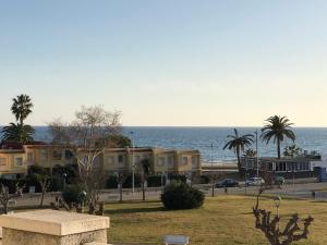 a view of the ocean with buildings and palm trees at Cala Azul 304-306 Tamarit in Tamarit