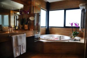 Ванная комната в Pazo Los Escudos Hotel Spa & Resort