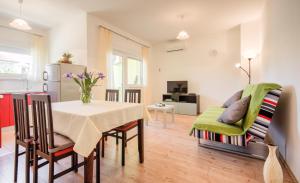 a kitchen and a dining room with a table and a kitchen at Apartmani Prodan 2 in Fažana