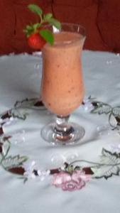 napój w szklance na talerzu z truskawką w obiekcie Penzion Vlasta w mieście Hřensko