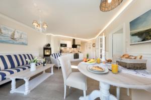 eine Küche und ein Wohnzimmer mit einem Tisch und Stühlen in der Unterkunft Villa Strandblick 4 in Zingst