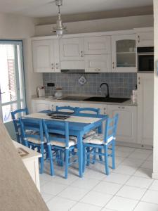 カルロフォルテにあるI colori del mareのキッチン(青いテーブル、青い椅子付)
