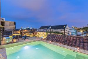 una piscina con patio, tavolo e sedie di Hotel Monaguillo de Getsemaní a Cartagena de Indias