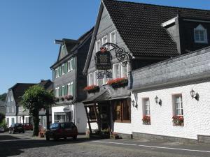 een zwart-wit gebouw in een straat bij Feste Neustadt in Bergneustadt