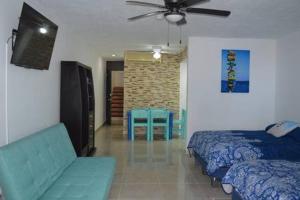 TV a/nebo společenská místnost v ubytování Preciosos Estudio Vista al Mar o jardín