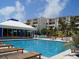 Bazén v ubytování Preciosos Estudio Vista al Mar o jardín nebo v jeho okolí