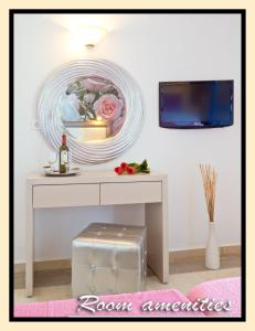 TV a/nebo společenská místnost v ubytování Pyrgos Beach Hotel Apartments