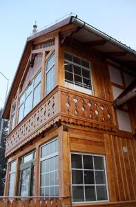 - un bâtiment en bois avec des fenêtres au-dessus dans l'établissement U Musa, à Karpacz