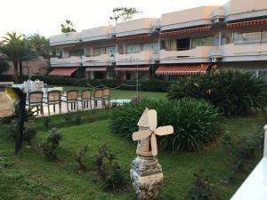 een standbeeld in het gras voor een gebouw bij Estudio-Molino Blanco in Puerto de la Cruz