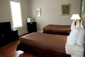 Un pat sau paturi într-o cameră la Hotel Squamish