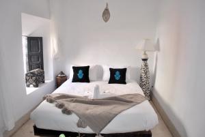 Postel nebo postele na pokoji v ubytování Riad Essaada + 37 fotografií