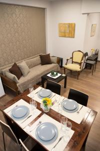 salon ze stołem i kanapą w obiekcie Athens Center Spacious Luxury Apartment w Atenach