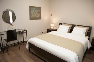 sypialnia z dużym łóżkiem z lustrem i krzesłem w obiekcie Athens Center Spacious Luxury Apartment w Atenach