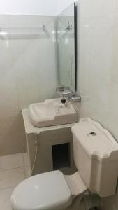 A bathroom at Friends Paradise