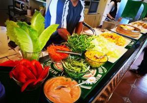 南灣的住宿－墾丁波拉波拉民宿，一张桌子上有很多种不同的食物