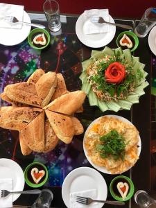 una mesa con platos de comida en una mesa en Dong Van B&B, en Dồng Văn