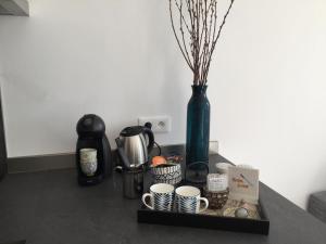 un vassoio con tazze e un vaso su un tavolo di Bright & modern apartment in the heart of Antibes a Antibes