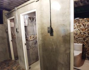 La salle de bains est pourvue d'une douche et de toilettes. dans l'établissement GREEN HOUSE Neo-Resotel, à Nakhon Si Thammarat