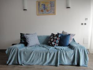 ポイアナ・ブラショフにあるChambres Mountainの- 青いソファ(枕付)